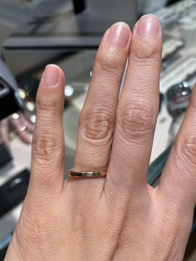 肌馴染みのいい色合いで、平打加工がオシャレです。