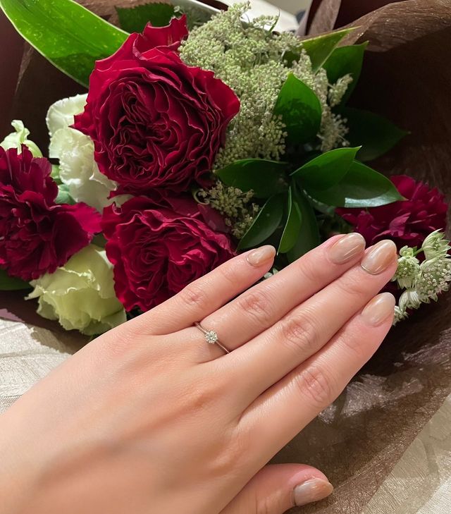 プロポーズした後に花束と撮った写真です。