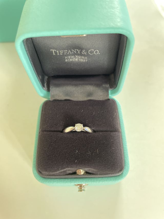 ダイヤの存在感がありそこまで主張してないので普段使いしやすい