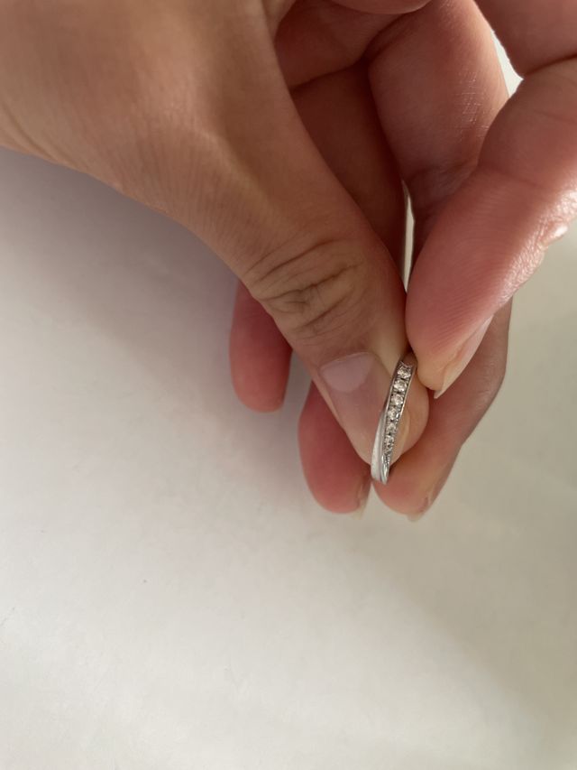 ダイヤが7個ついていて可愛いデザイン。