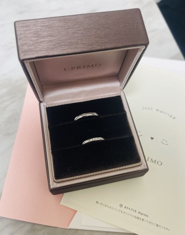 箱の下にあるのはお店で貰った指輪を置くための台紙？です。