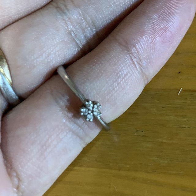 桜の形をかたどっていて桜の花びらにはダイヤモンドが入っていま