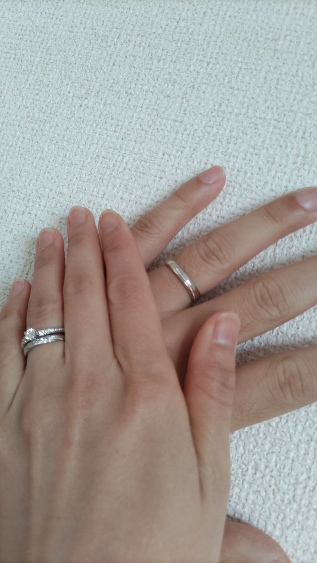 婚約指輪と結婚指輪をペアで着用出来るデザインを選びました。
