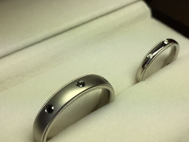 指が太くてごついので鍛造の結婚指輪にしました。