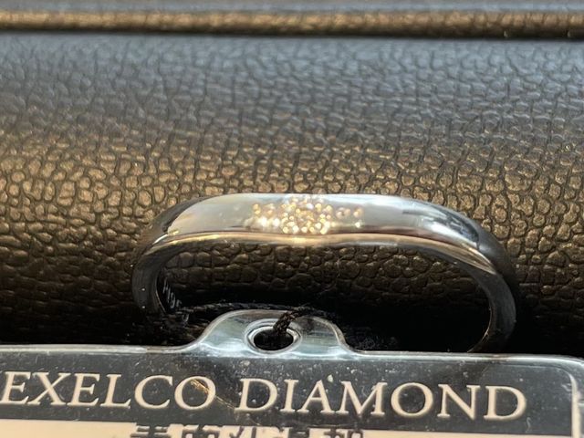 1粒ダイヤと、ミル打ちが素敵な指輪です。