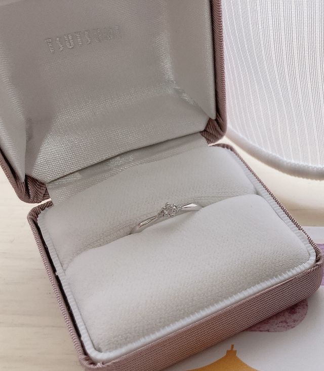 細身のデザインでどんな結婚指輪にも合わせやすいです。