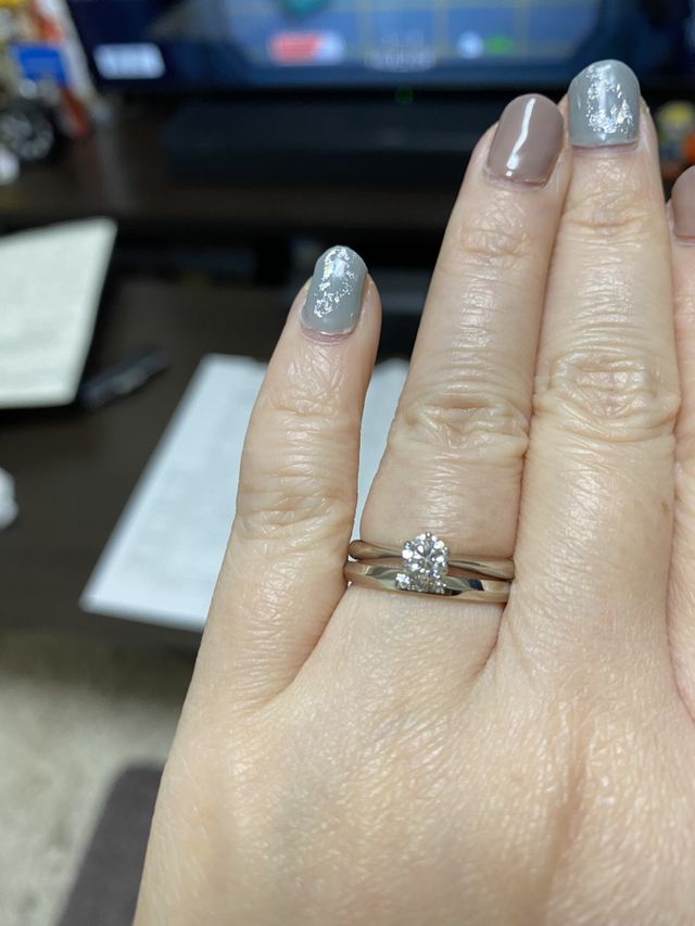 婚約指輪と一緒に付けられるようなデザインを選びました。