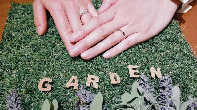 左女性:婚約指輪+結婚指輪
右男性:結婚指輪