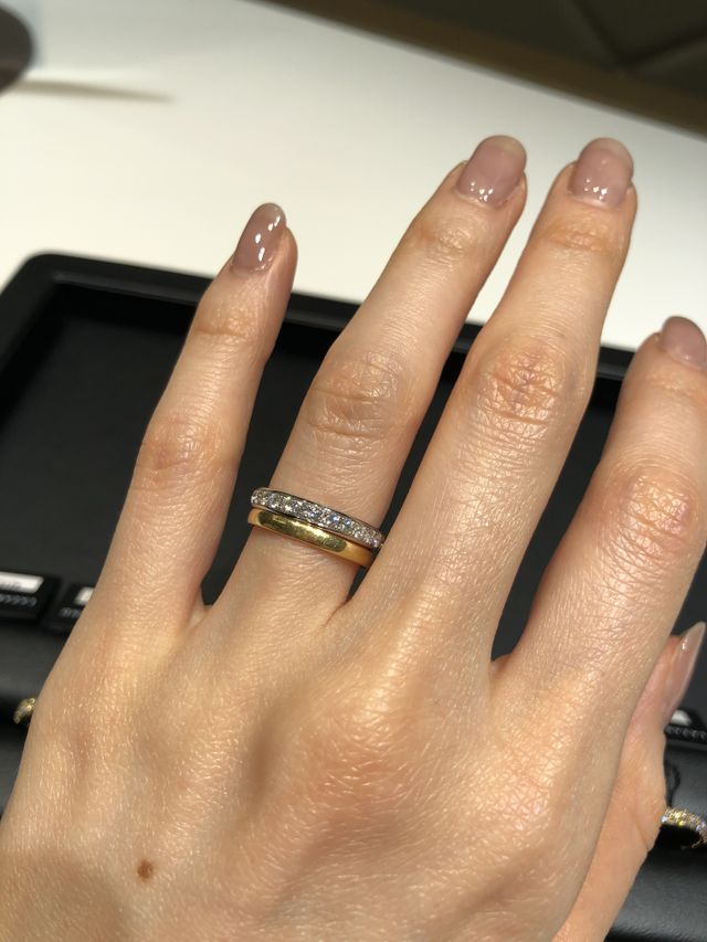 結婚指輪と重ね付けして高さなどを確認しました