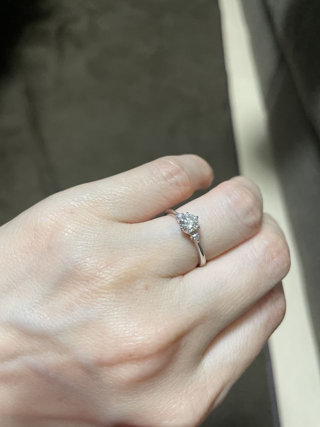 センターに輝くダイヤモンドと横にかわいいメレダイヤ