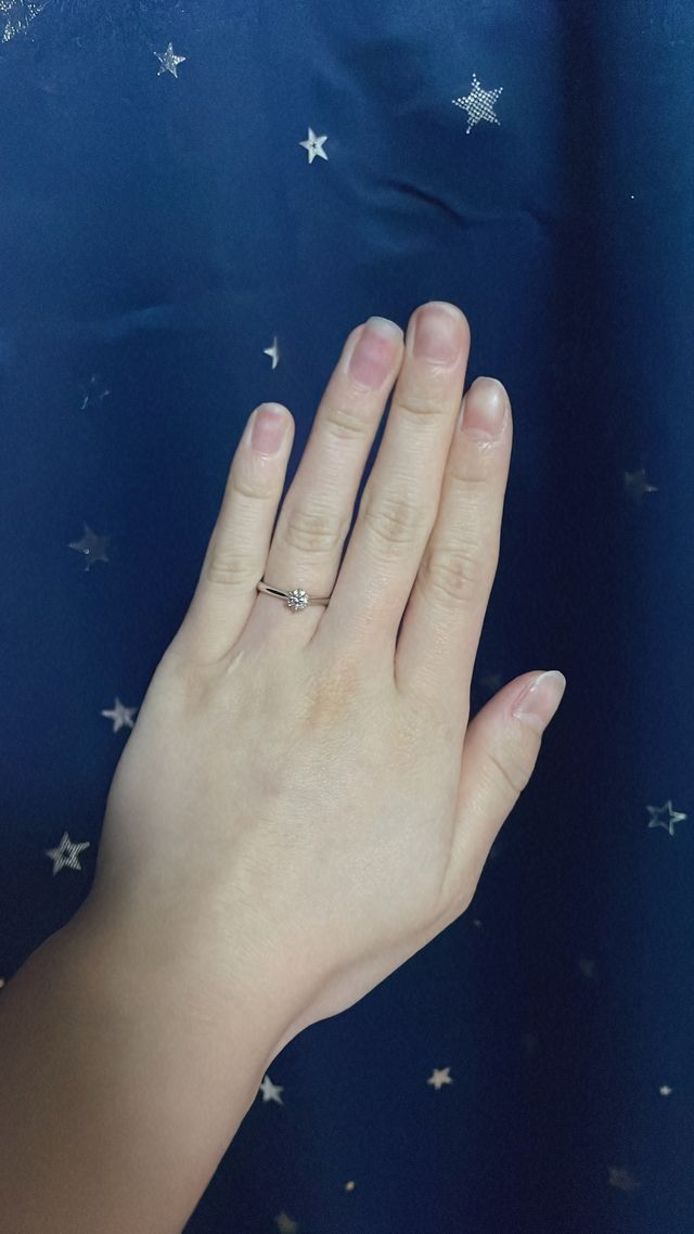 婚約指輪で7.5号の1粒ダイヤで、着け心地もとても良いです。