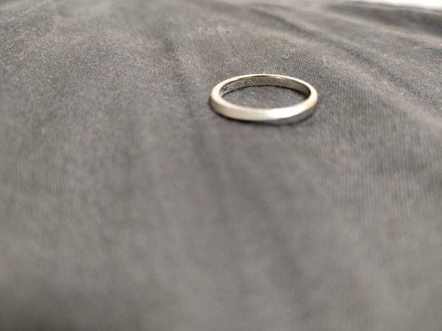 中に埋めたストーンも素敵なアクセント。