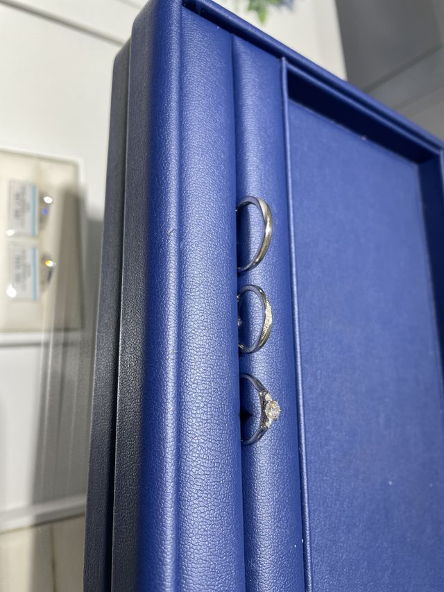 婚約指輪も結婚指輪も３つが気に入ったデザインです。