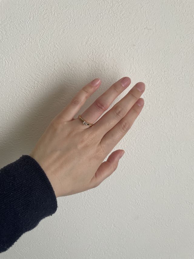 婚約指輪です。イエローゴールドです。