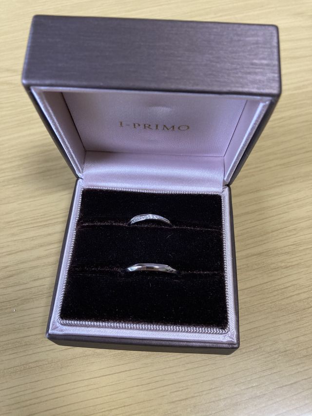 女性の指輪は程よいダイヤの量でストレートのやや細めのリング。