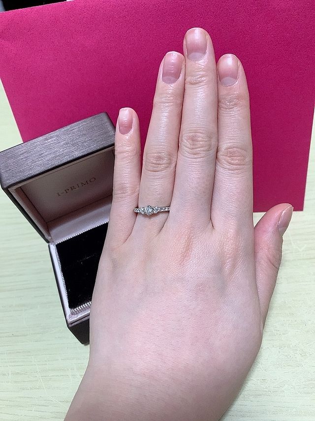婚約指輪を付けた状態の写真です。