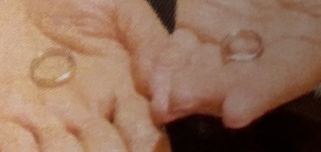 2人で指輪を手に持ち撮ってくれた写真。