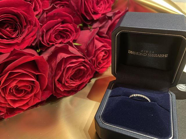 婚約指輪は普段も着けて欲しいという彼の思いからエタニティに