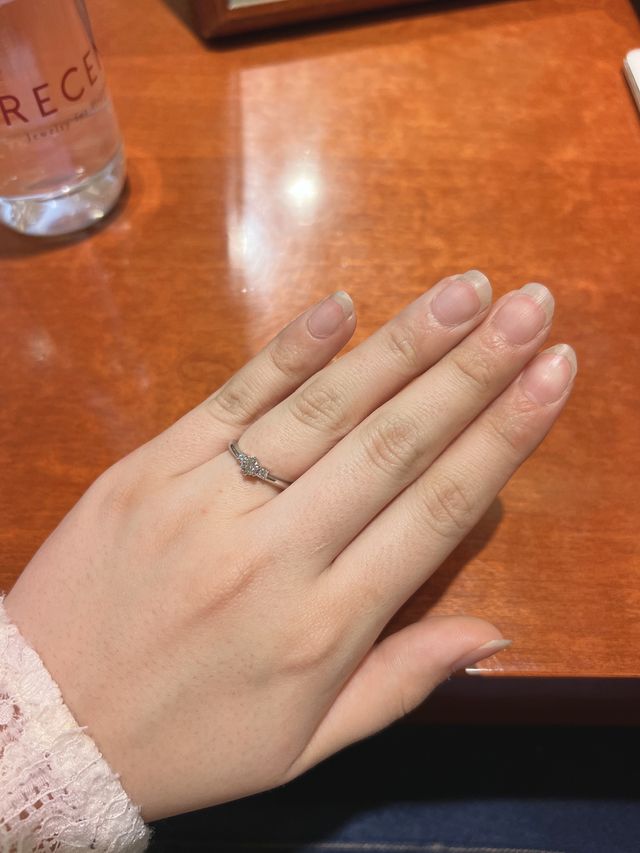 メレダイヤがついており上品な輝きです