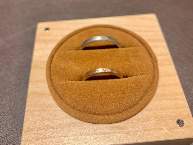 甲丸にしつつ表面を叩いたような質感にしたくこだわりました。