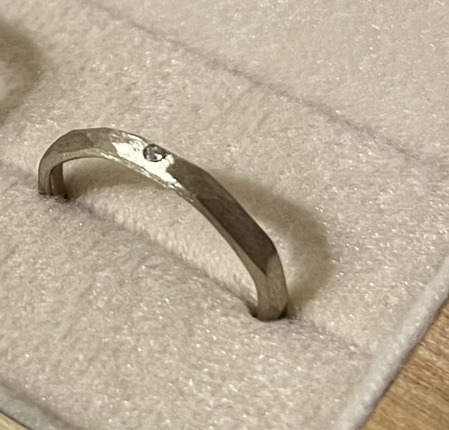 シャンパンゴールドでツヤけし　中央にオプションのダイヤモンド