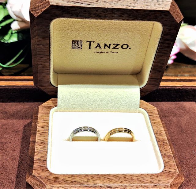 同デザインでプラチナとゴールドの素材違いにしました