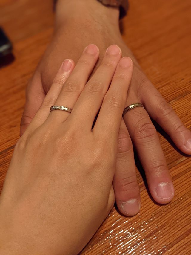 初めて二人で指輪をつけた日の写真です。