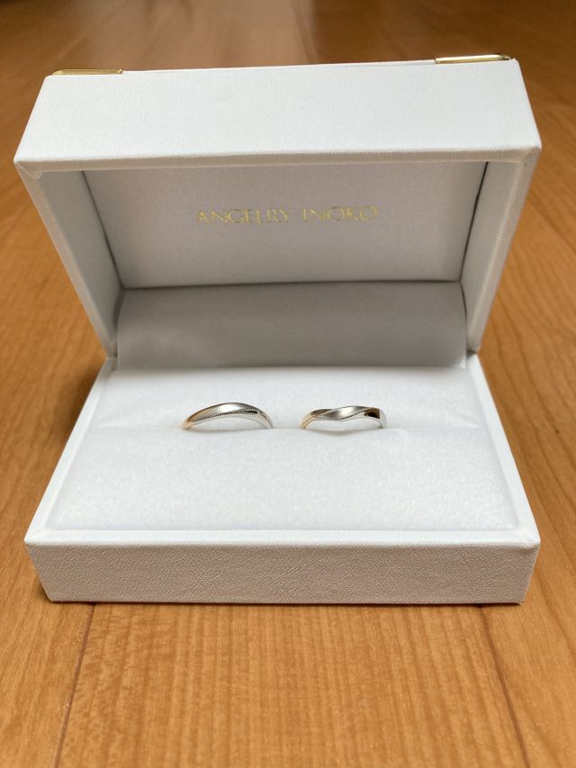 ピンクゴールドとプラチナのコンビです。