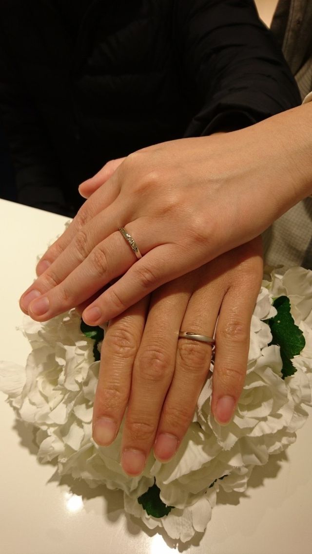指輪を着用した写真です。