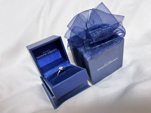 箱はプロポーズリングの物。婚約指輪の箱は、もう少し大きい。