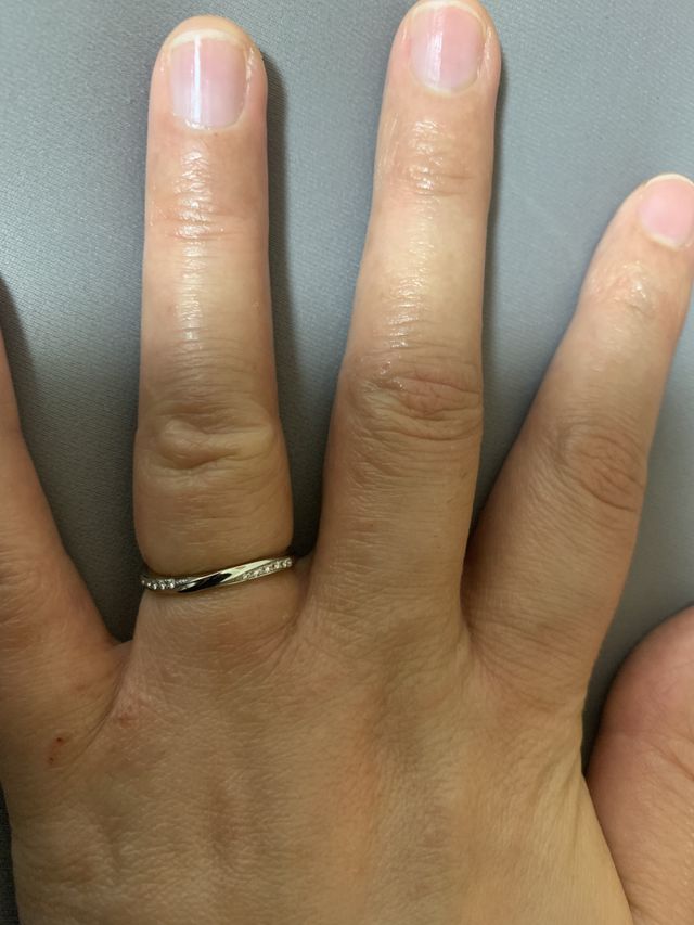 ダイヤが５個ずつ左右に並んでいて存在感があります。