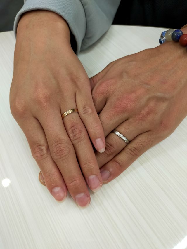 ひし形のくぼみのある面は、つや消し加工で温かみのある印象に。