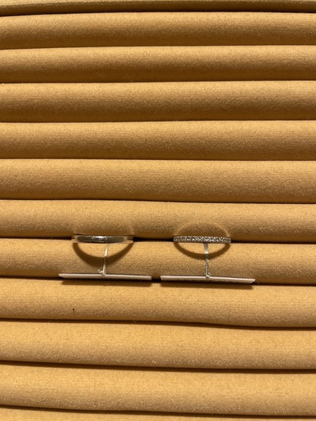 男性はシンプルなリングで女性は華やかなリングです。