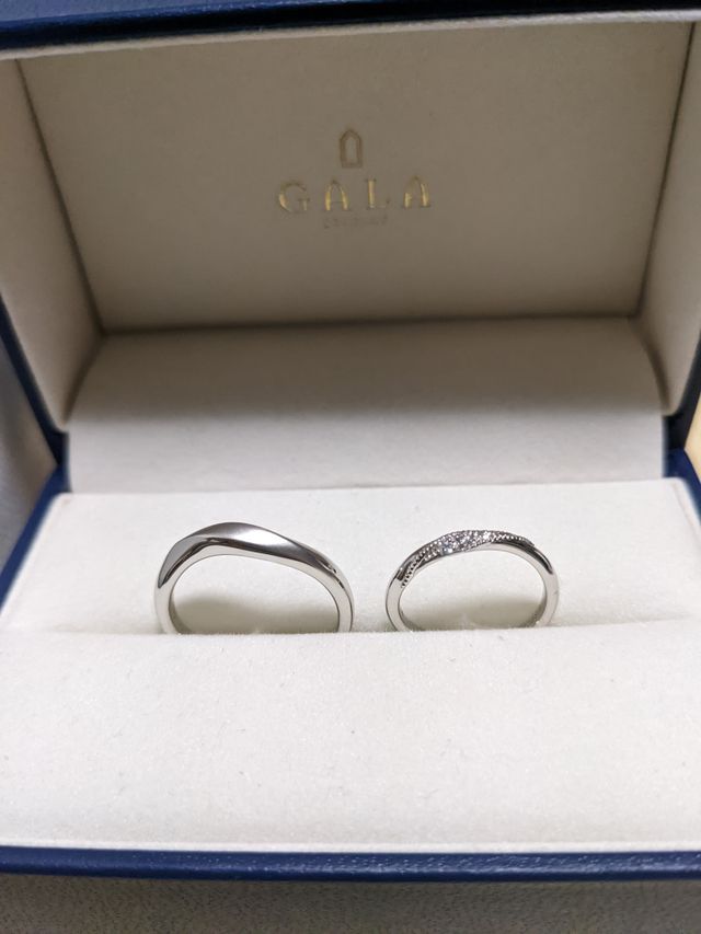 男性用はマット加工を入れ、女性用はミル打ち加工を入れました。