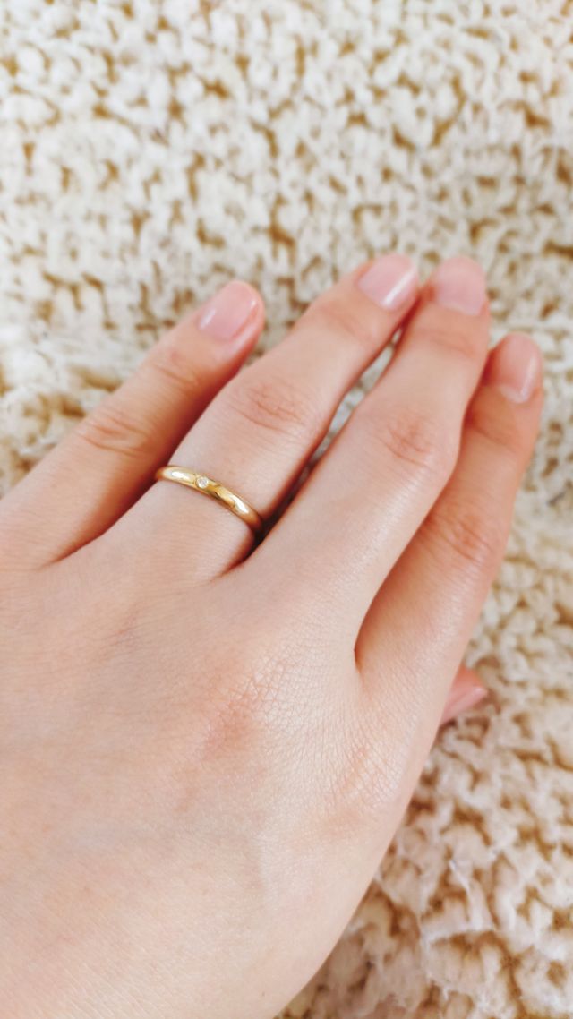 金色と私のは小さなダイヤ付き。シンプルでカワイイ！