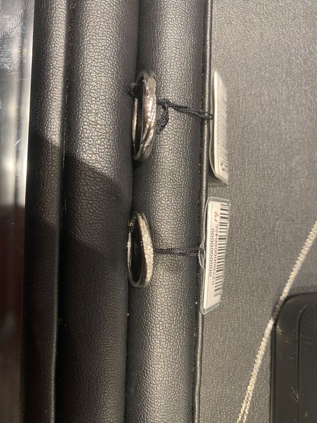 2人とも動きのあるリングを選びました。