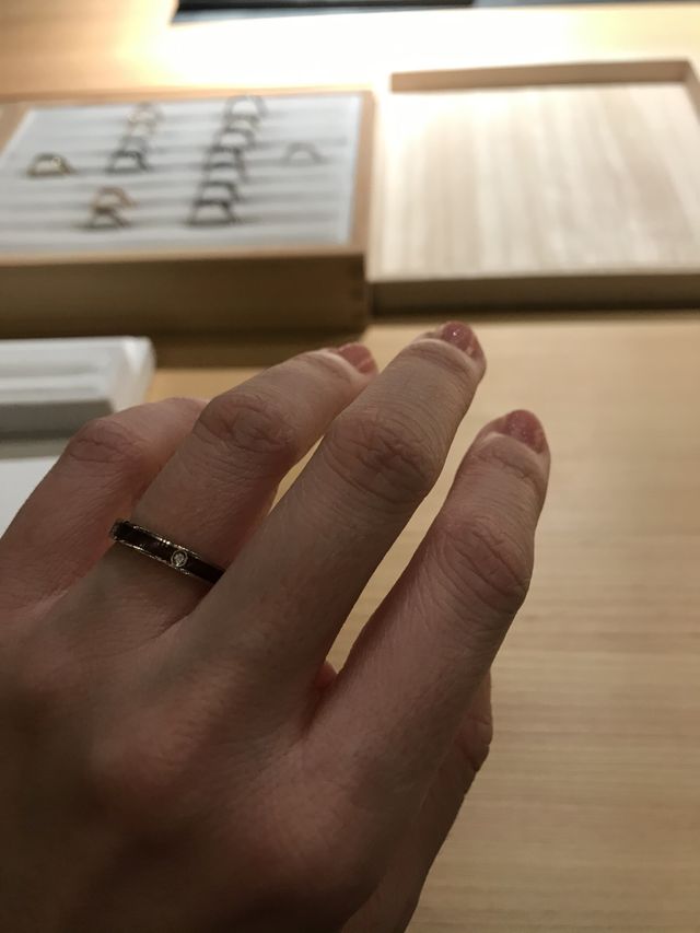 赤い七宝のリングです。