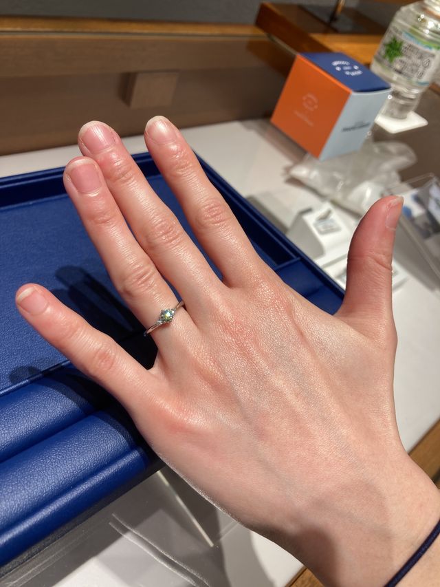 指元に光るダイヤモンドが素敵です！