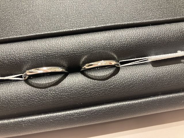 重なり合う手と手をイメージして生まれた、しなやかなライン。