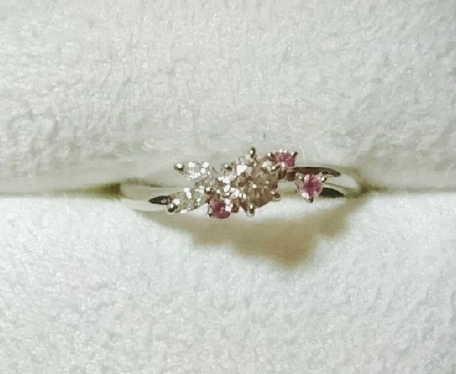 婚約指輪はルシエのダズリン。