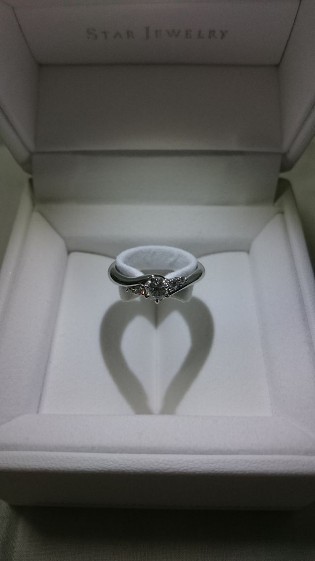 リングケースにLEDがついていて、影がハート型に。