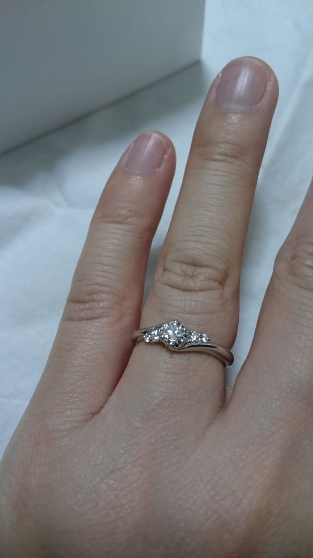 0.2CTですが両側の石があるので華やかにみえます。