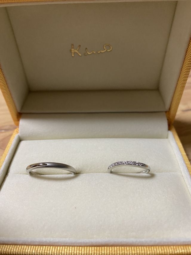 男性の指輪は半周だけマット加工でとてもお洒落なデザインです。