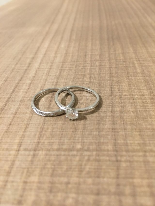 細めのリングで重ねづけが可能なタイプです。