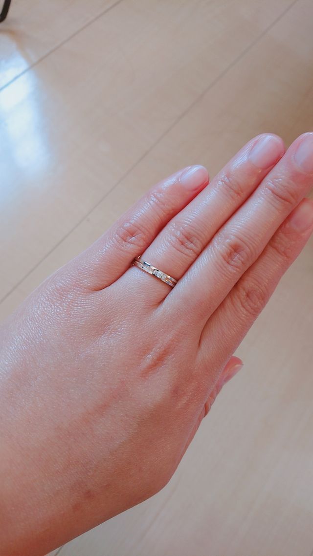 ミル打ちの指輪で、指にはめたときのほうが素敵にみえます。