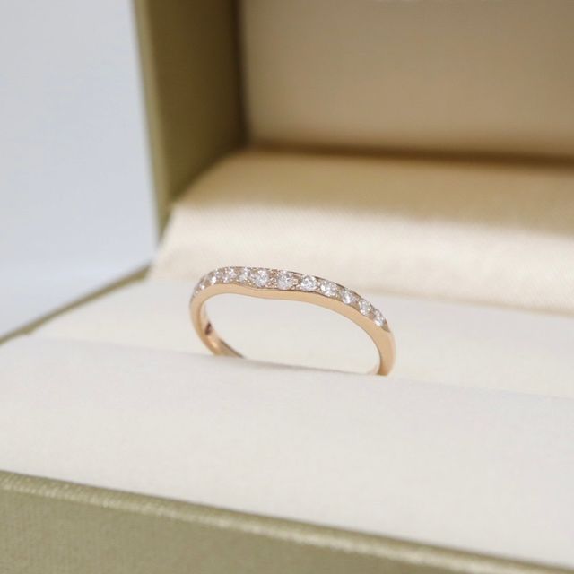 内側にこっそり誕生石のガーネットを入れてあります