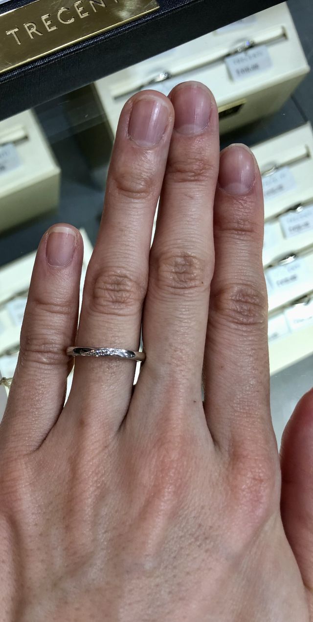 ストレートのリング
ダイヤが斜めに配置されていて可愛い