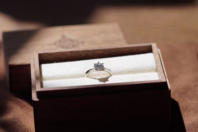 V字なので指が長く綺麗に見えメレダイヤもより立体的にみえる。