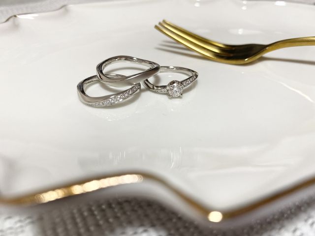 指輪の名前がエクレアなので、お皿に乗せて、撮影しました。