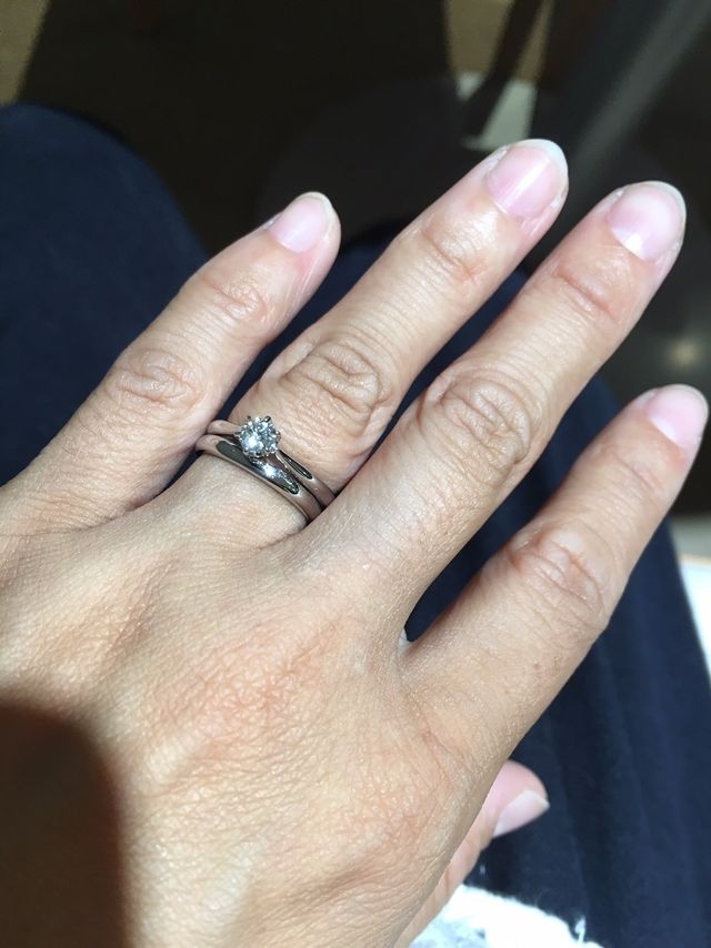 指輪の土台をホワイトリリーというお花の形にしました。